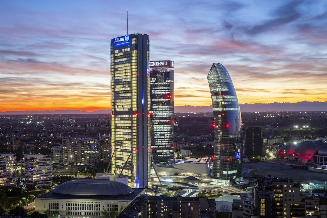 La Torre Isozaki (Allianz) al tramonto, con la Torre Generali e la Torre PwC di CityLife e le Alpi sullo sfondo.