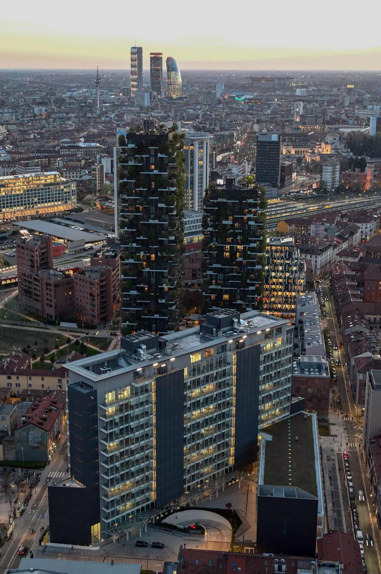 Il Bosco Verticale ripreso da un drone con lo skyline di CityLife sullo sfondo.