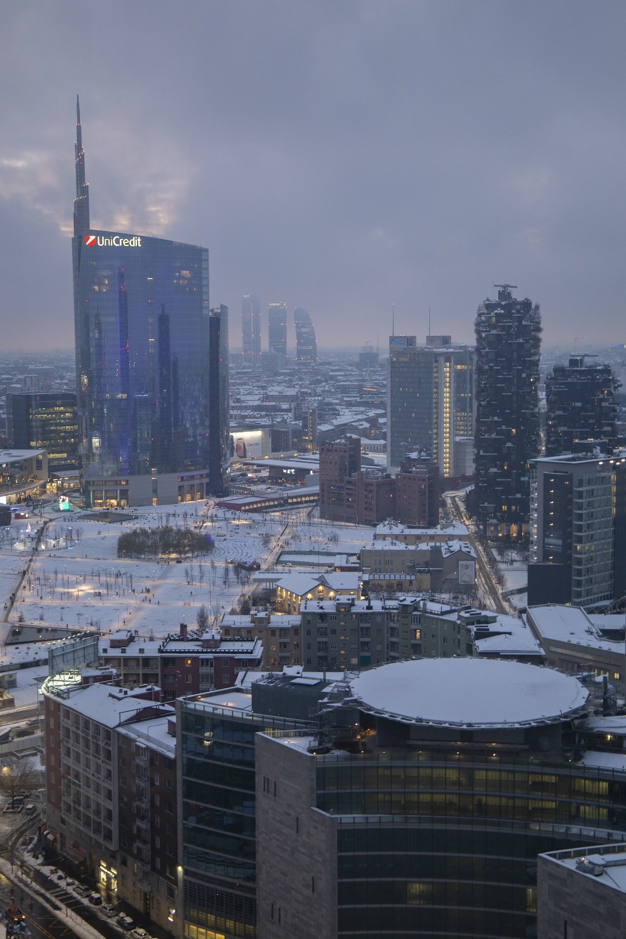 Nevicata su Torre Unicredit, Piazza Gae Aulenti e Bosco Verticale, con le torri di CityLife sullo sfondo, scatto dalla Torre Galfa