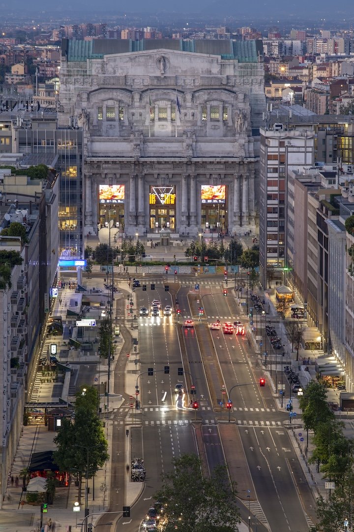 Facciata della Stazione Centrale (1931), vista da Piazza Duca d'Aosta