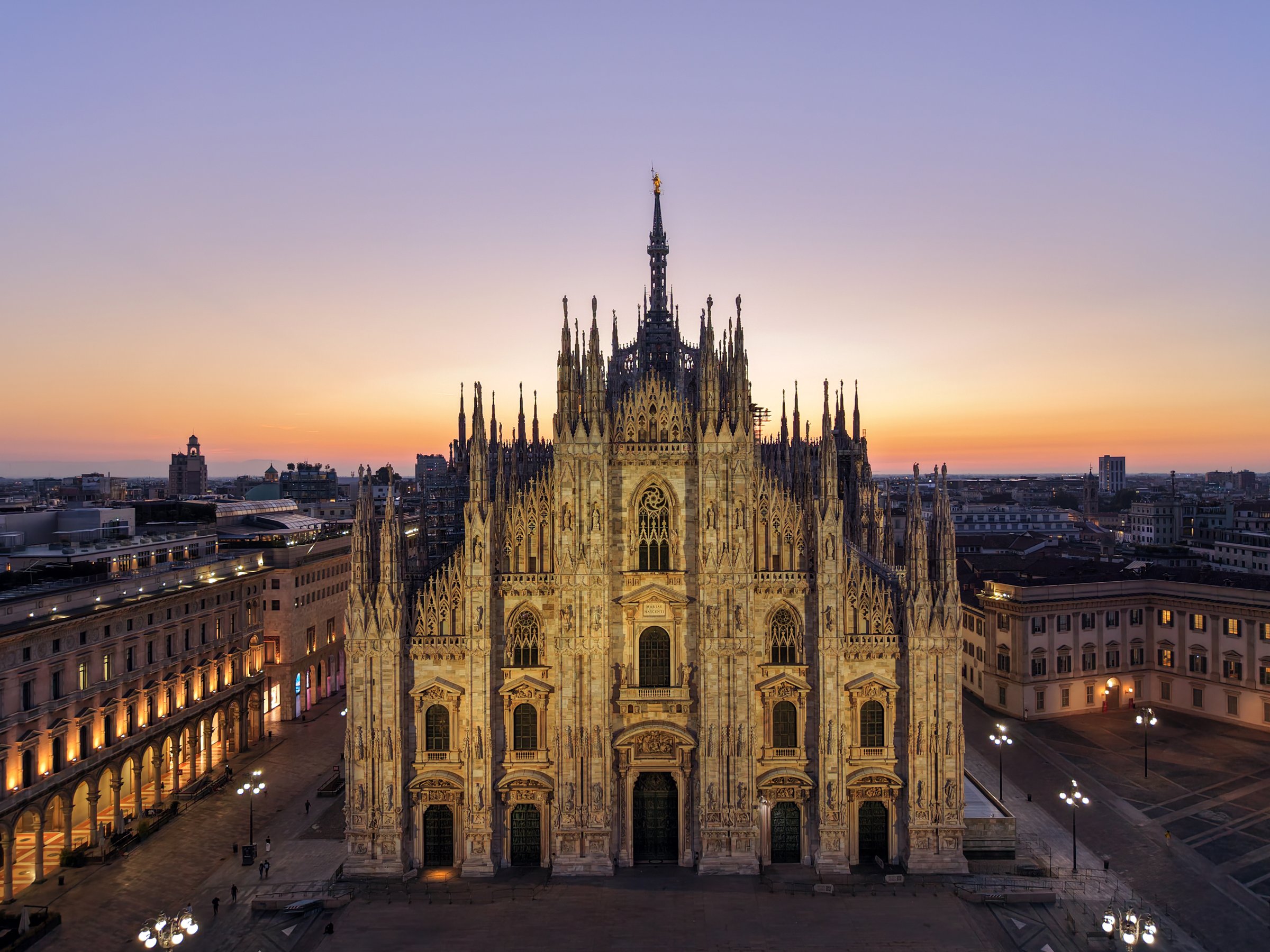 Facciata del Duomo di Milano all'alba, ripresa dall'alto con drone.