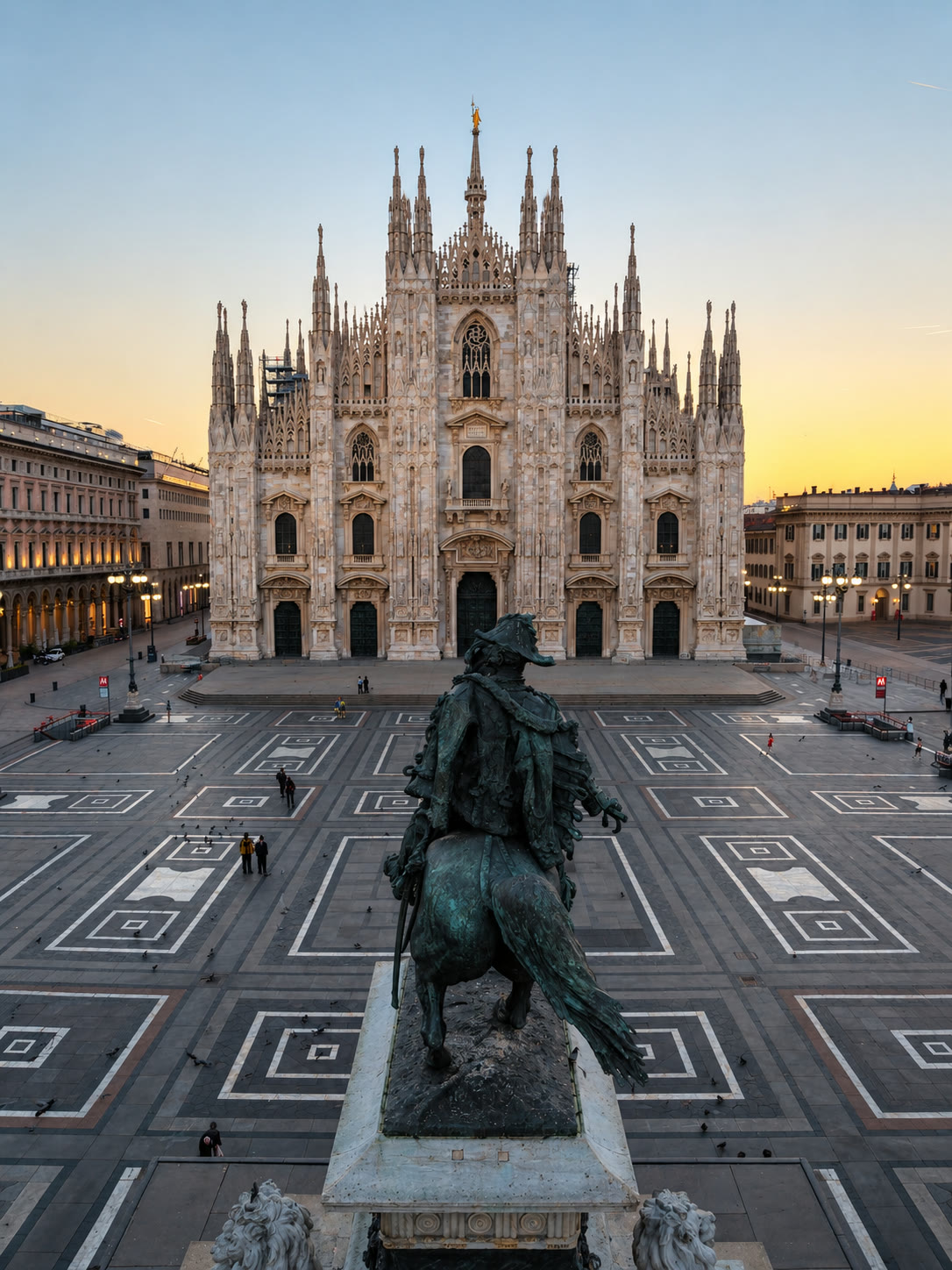 Il monumento a Vittorio Emanuele II in Piazza del Duomo, con la cattedrale sullo sfondo all'alba.