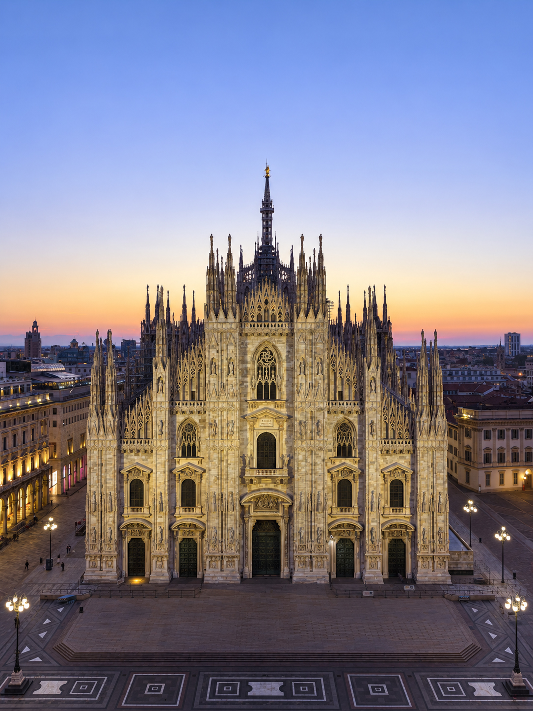 Facciata del Duomo di Milano al crepuscolo, dall'alto.