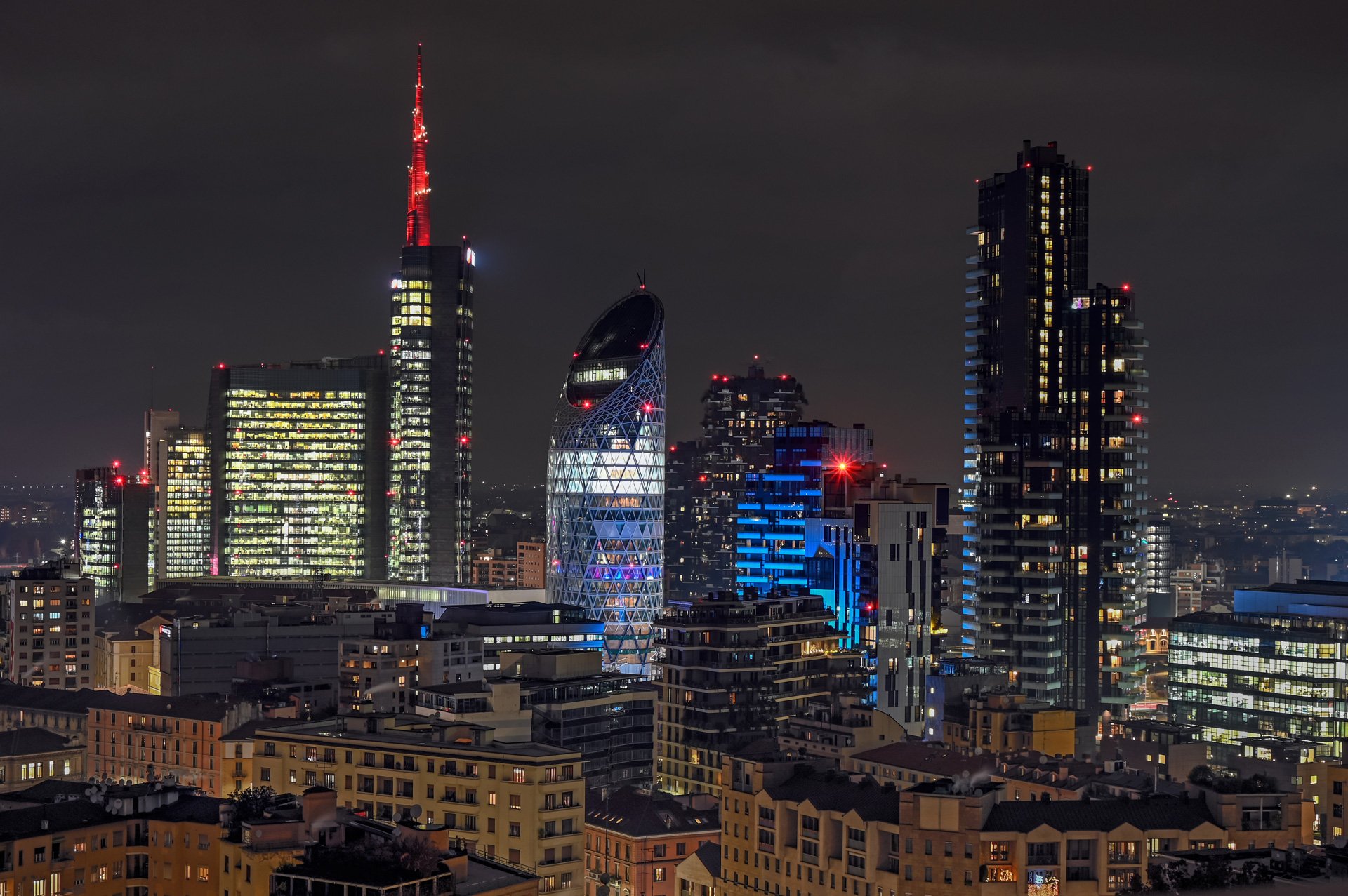Skyline di Milano di notte, Porta Nuova, con la Torre Unicredit e i grattacieli illuminati.