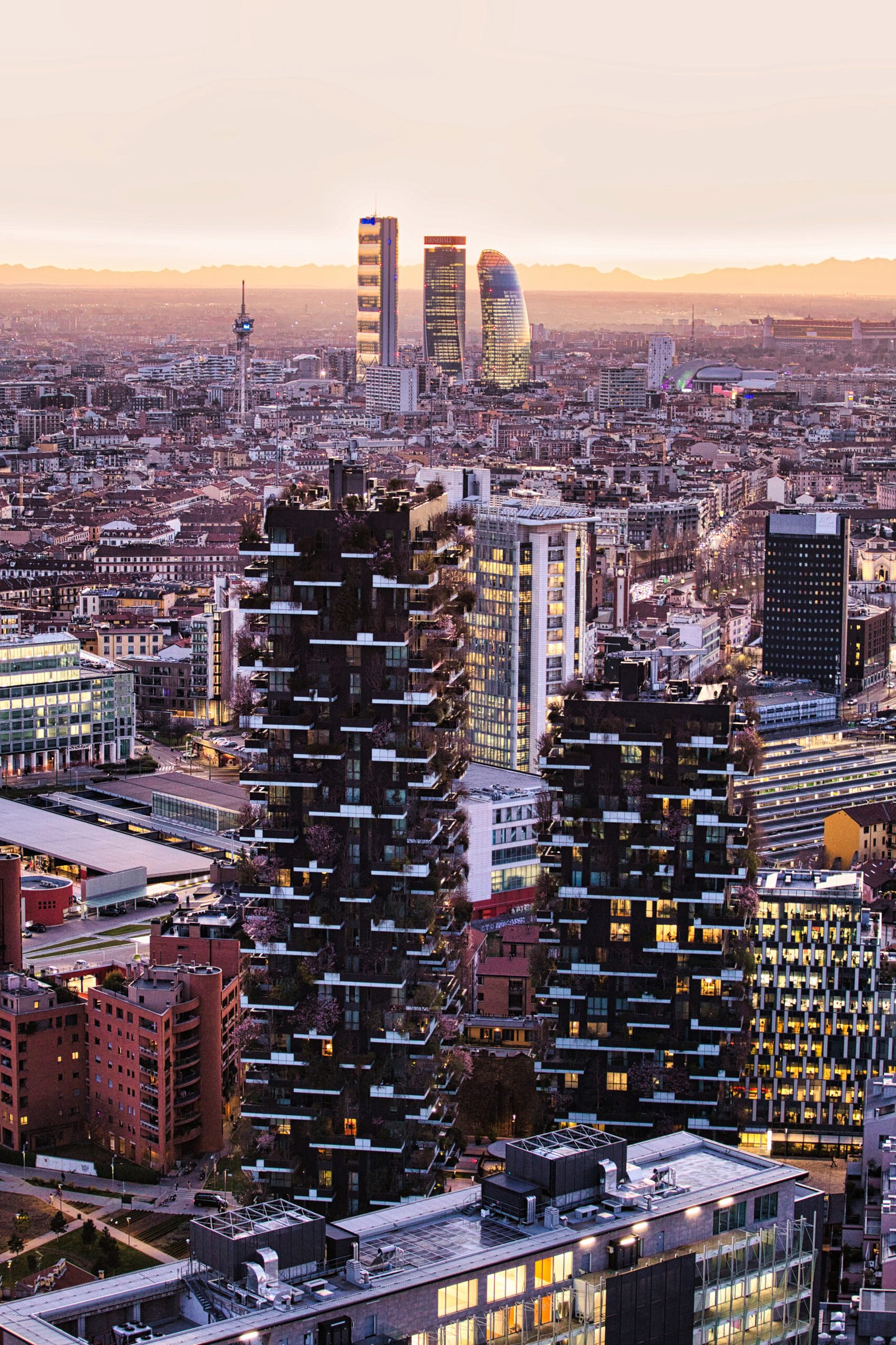 Bosco Verticale, con l'Antenna Rai e CityLife sullo sfondo, al golden hour